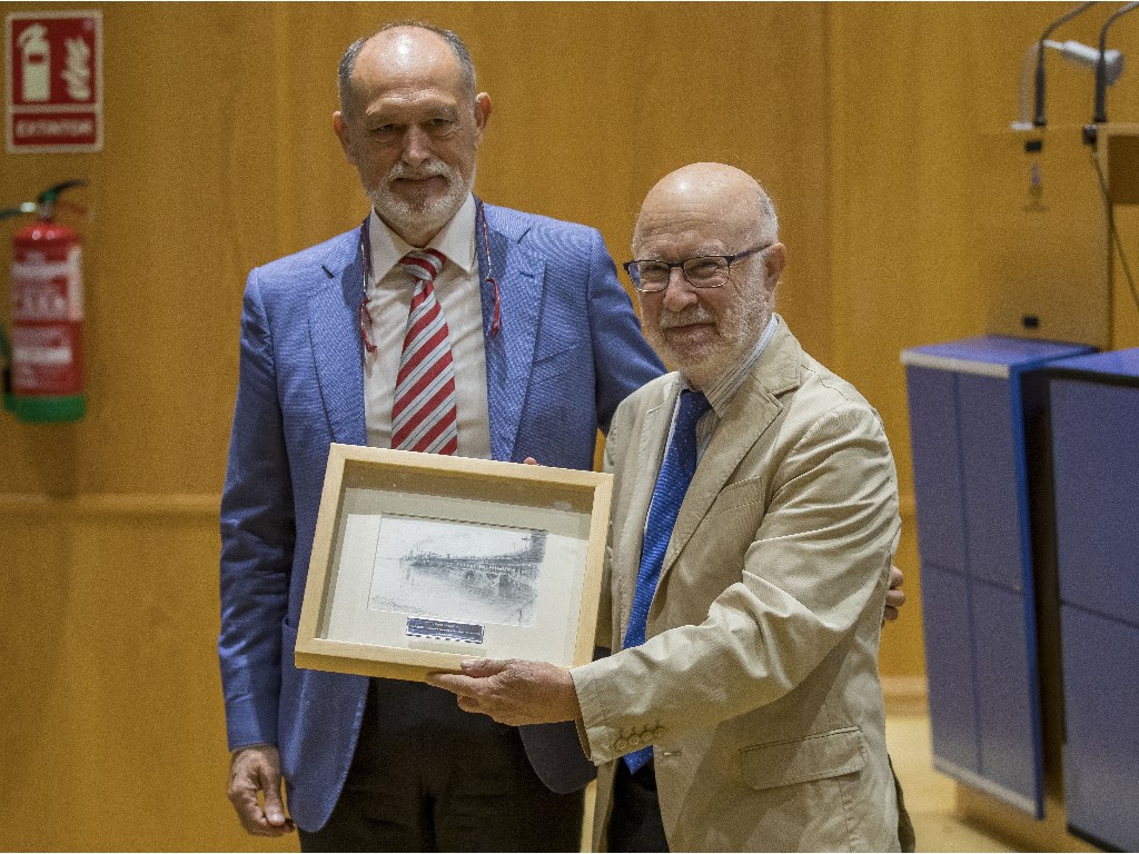El científico Manuel Toharia recibe el premio AIQBE al Fomento y Desarrollo de la Ciencia y la Tecnología