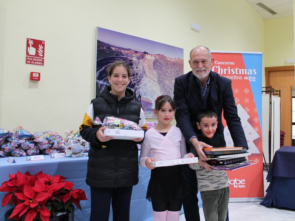 Álvaro de la Rosa, Luna Torres y Jimena Domínguez, ganadores del Concurso de Christmas Navideños de AIQBE