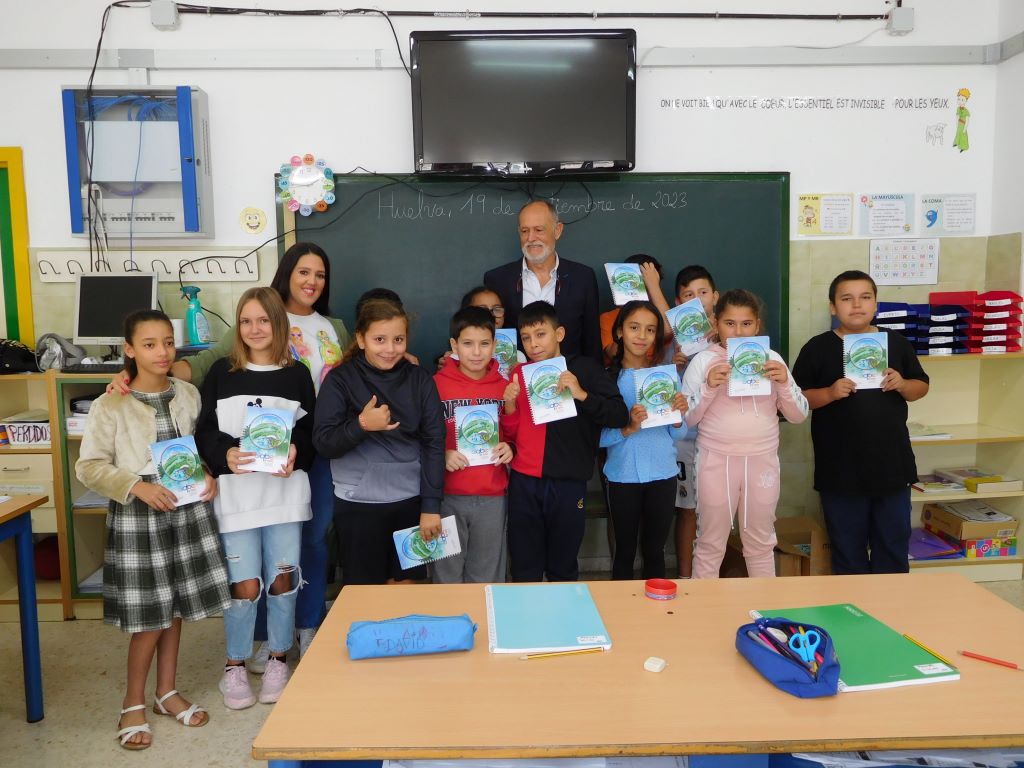 AIQBE entrega la agenda escolar de la industria a 600 alumnos de Huelva