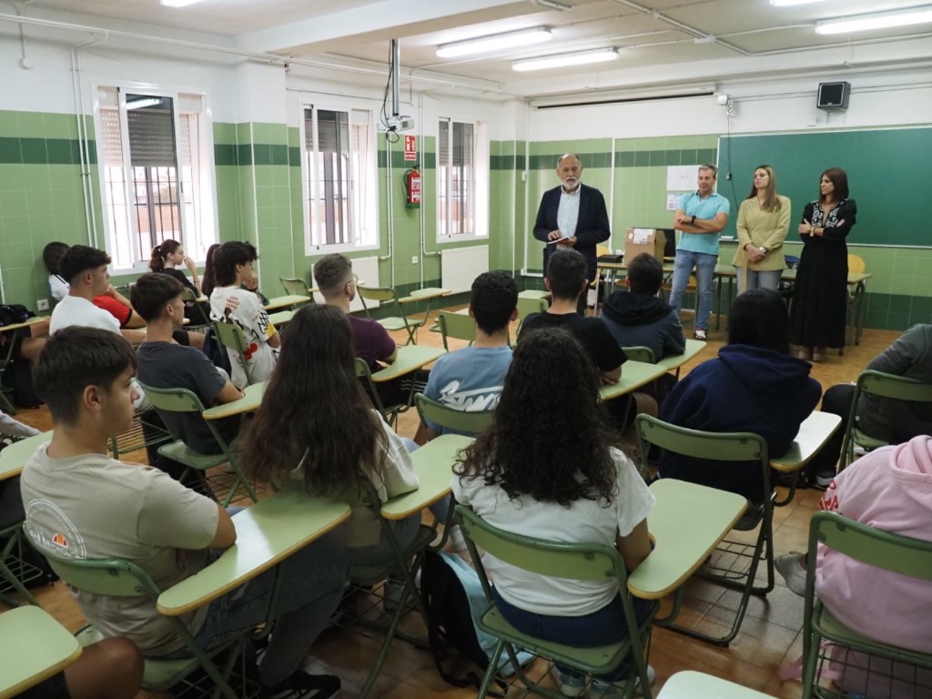 AIQBE entrega 600 agendas escolares de la industria a estudiantes de la provincia de Huelva.