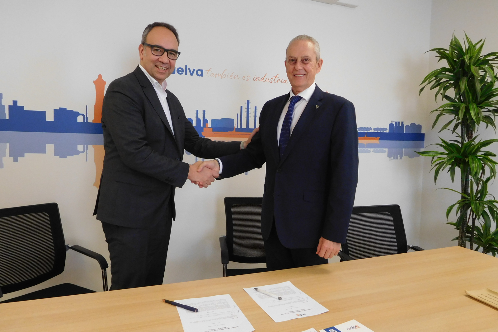 AIQBE e Inetum, aliados estrategicos para impulsar la transformacion digital y energetica del polo industrial de Huelva.