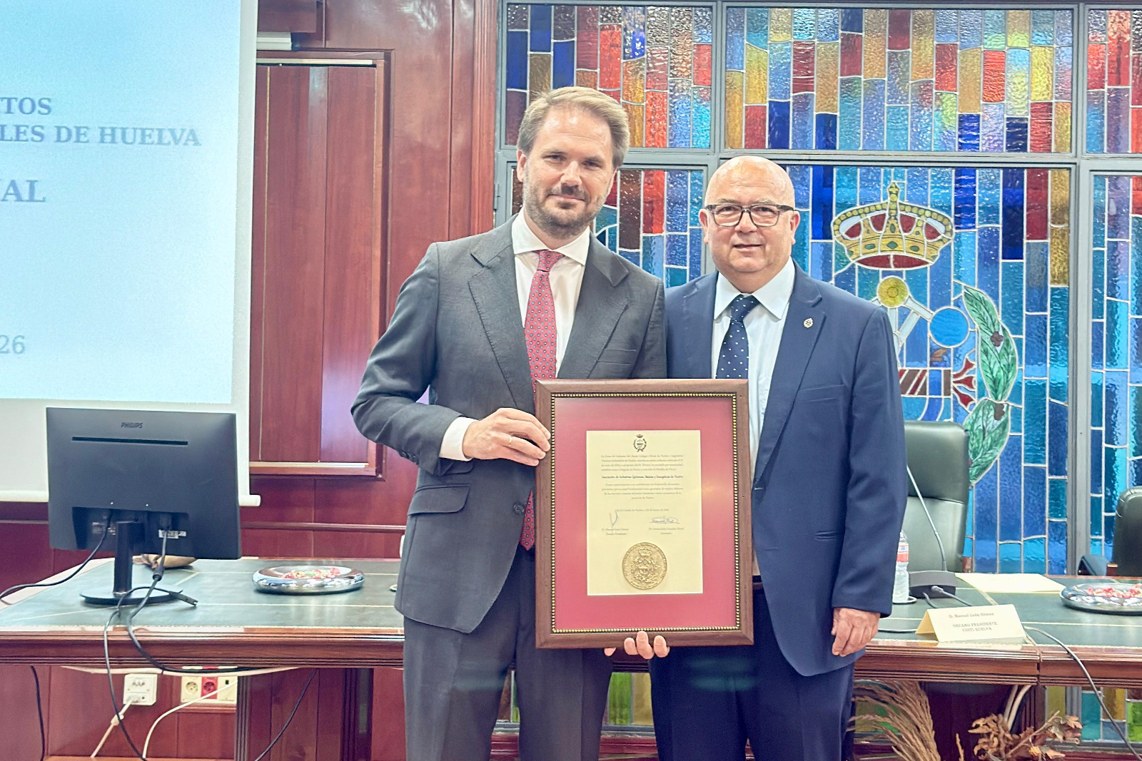 El decano del COITI Huelva, Manuel Leon entrega la Medalla de Oro del colegio a la AIQBE